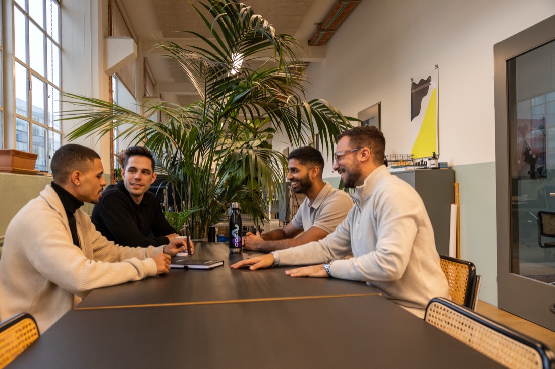 Gespräch am Besprechungstisch